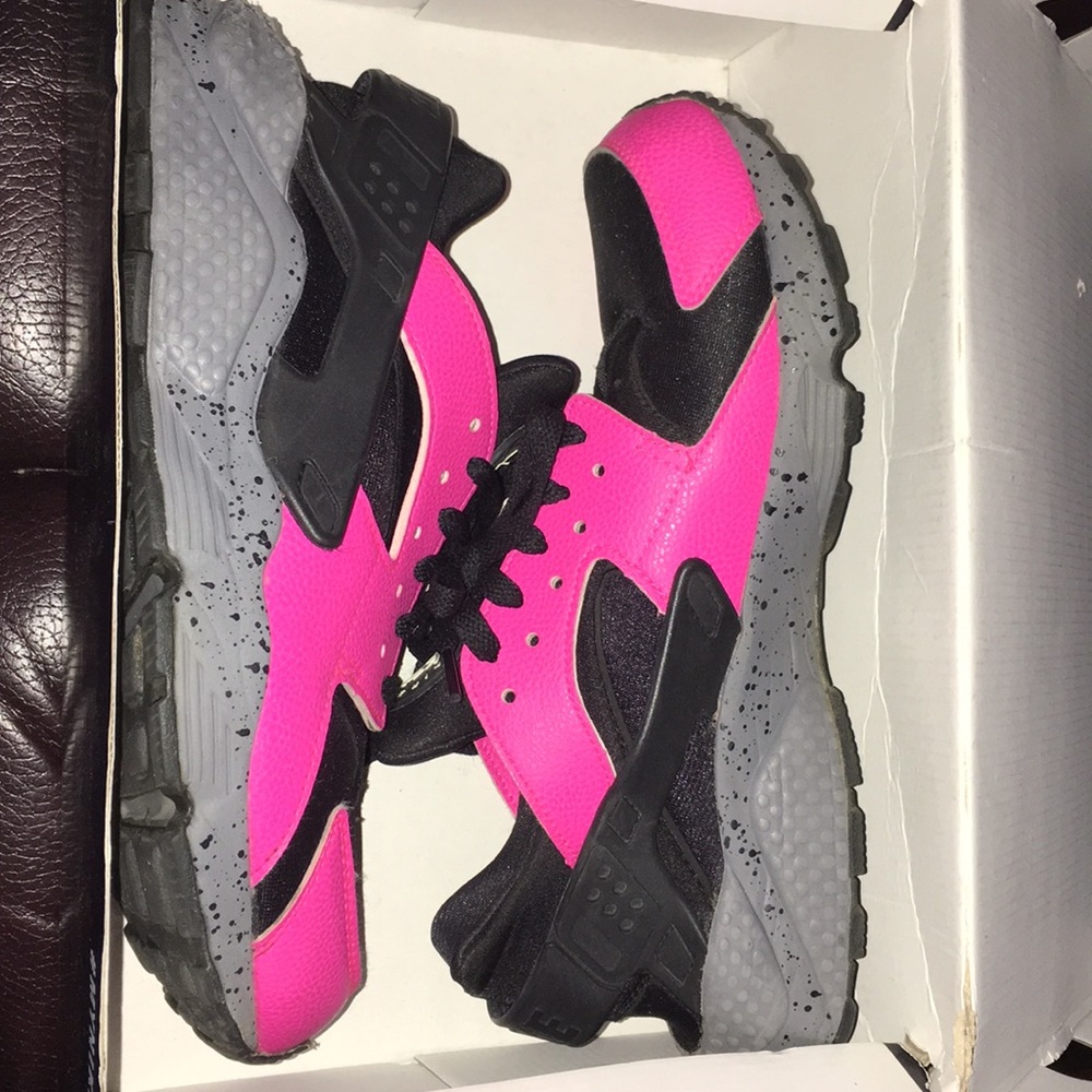 Selling Size 10 Customized Pink/Black Huraches!!